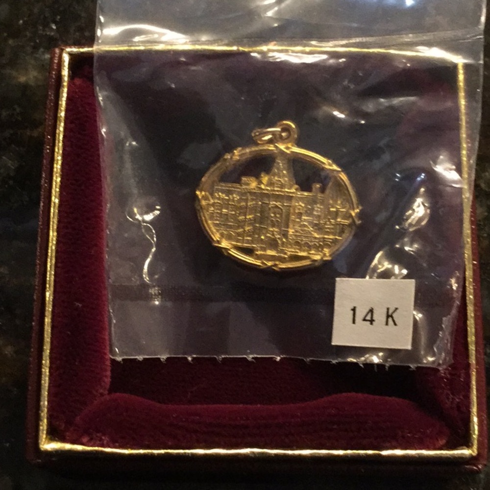14K gold Biltmore House in Asheville charm